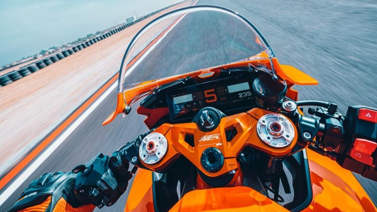 Llega la moto de asfalto más racing de la marca naranja inspirada en MotoGP, una superbike con versiones para carretera y circuito