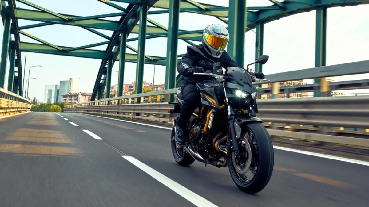 Kawasaki renueva su popular Z650 y ahora es más cómoda y está más equipada (y se llama Z650 S)