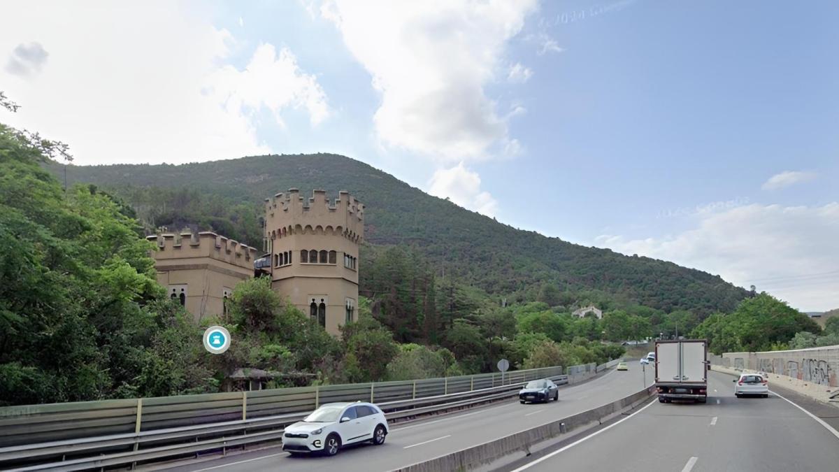 fallece un motorista y huye un conductor de turismo