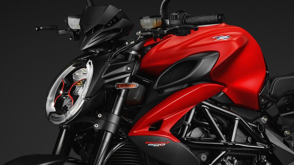 La moto naked italiana tricilíndrica que se define como puro arte, ahora es más potente en su versión más asequible