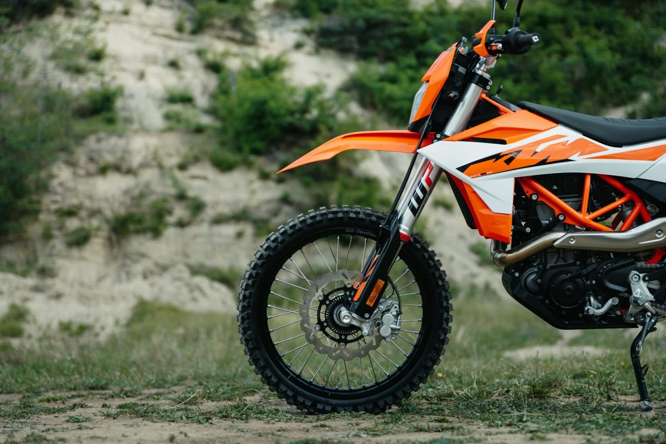 Ya disponible la nueva gama de componentes WP PRO 2025 para las 390/125 Enduro R y 390 Adventure R de KTM