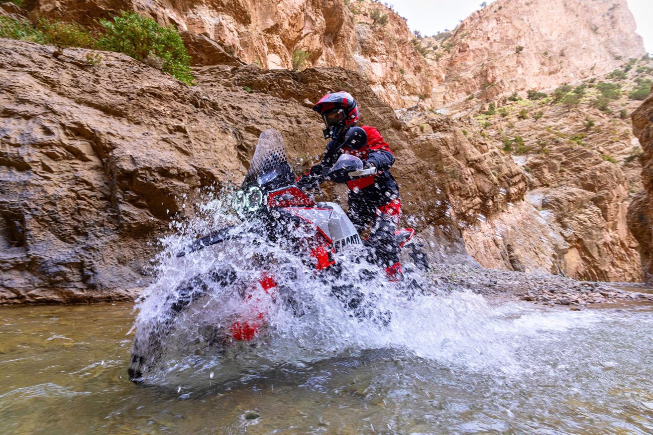 Ducati ya tiene la nueva DesertX V2 rodando en carretera