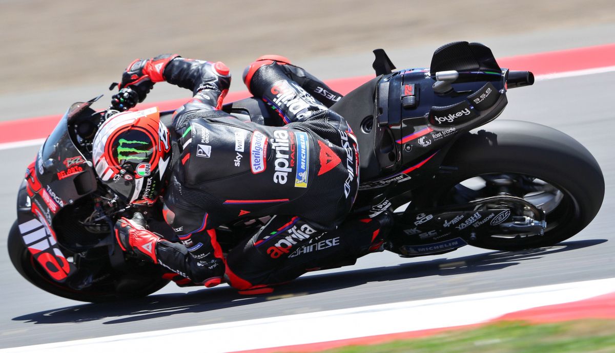 Marco Bezzecchi domina con Marc Márquez a Q1 tras dos caídas