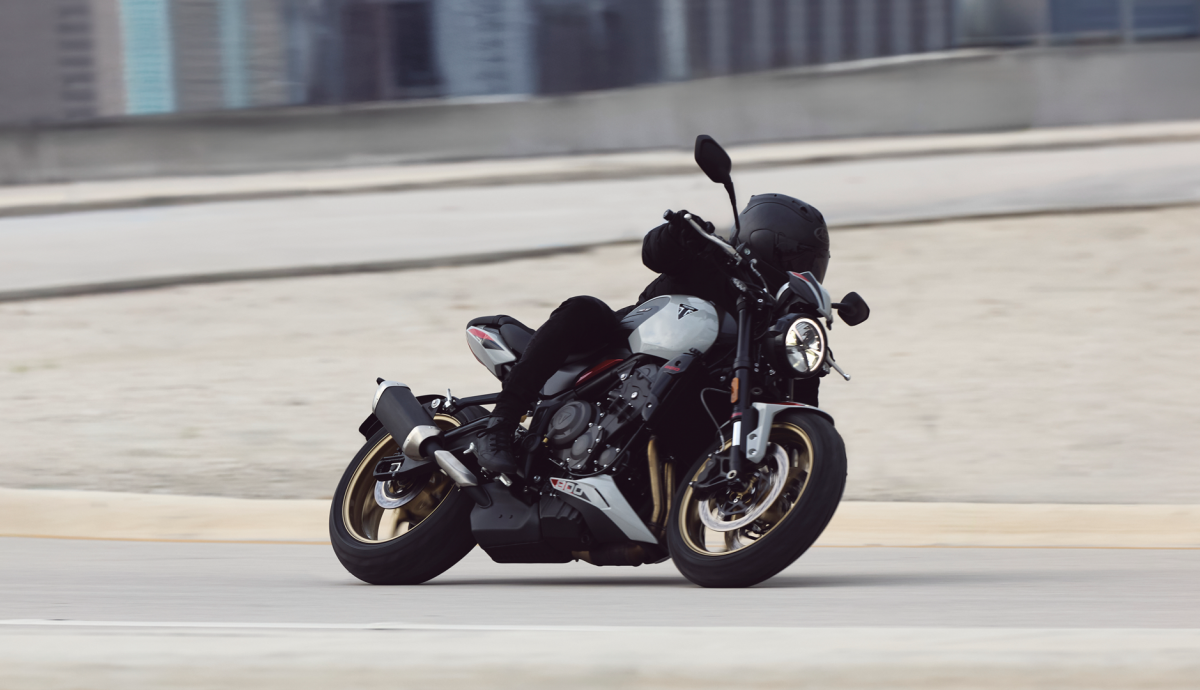 Triumph Trident 800 2026, el tridente crece.
