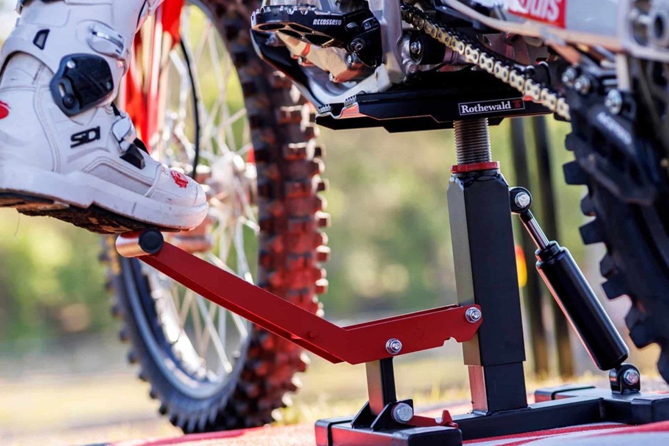 Elevador para motocicletas Rothewald: Compacto, estable y fácil de usar