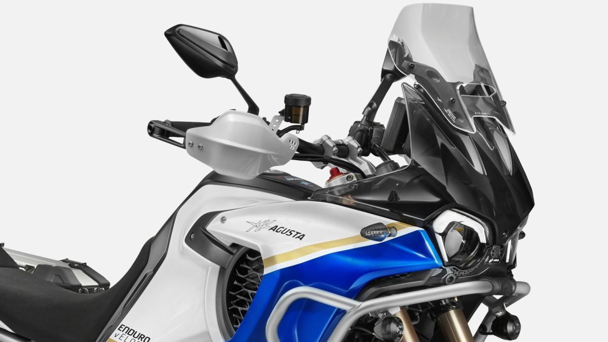La maxitrail italiana premium tricilíndrica se renueva con más equipamiento y un estilo mucho más offroad