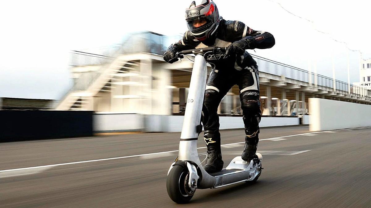 Se escapa de la policía a 80 km/h en un patinete trucado, tiene un accidente y le pillan con droga y dinero