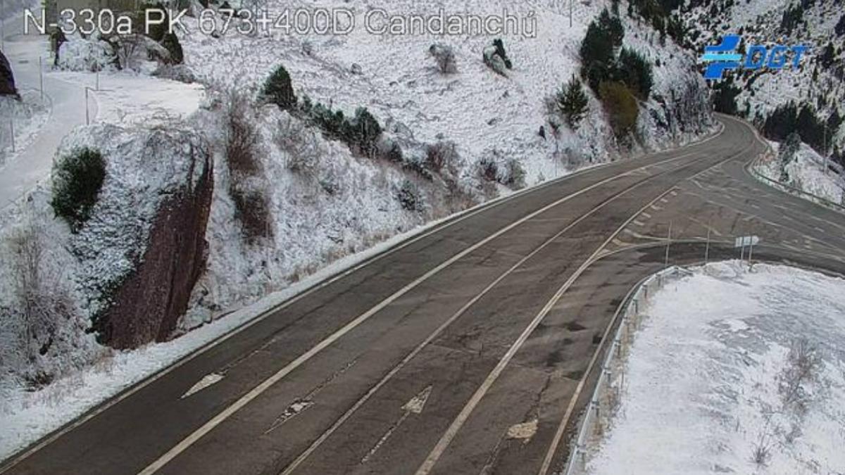 La nieve vuelve a España, y la DGT manda una alerta y varios consejos a los conductores