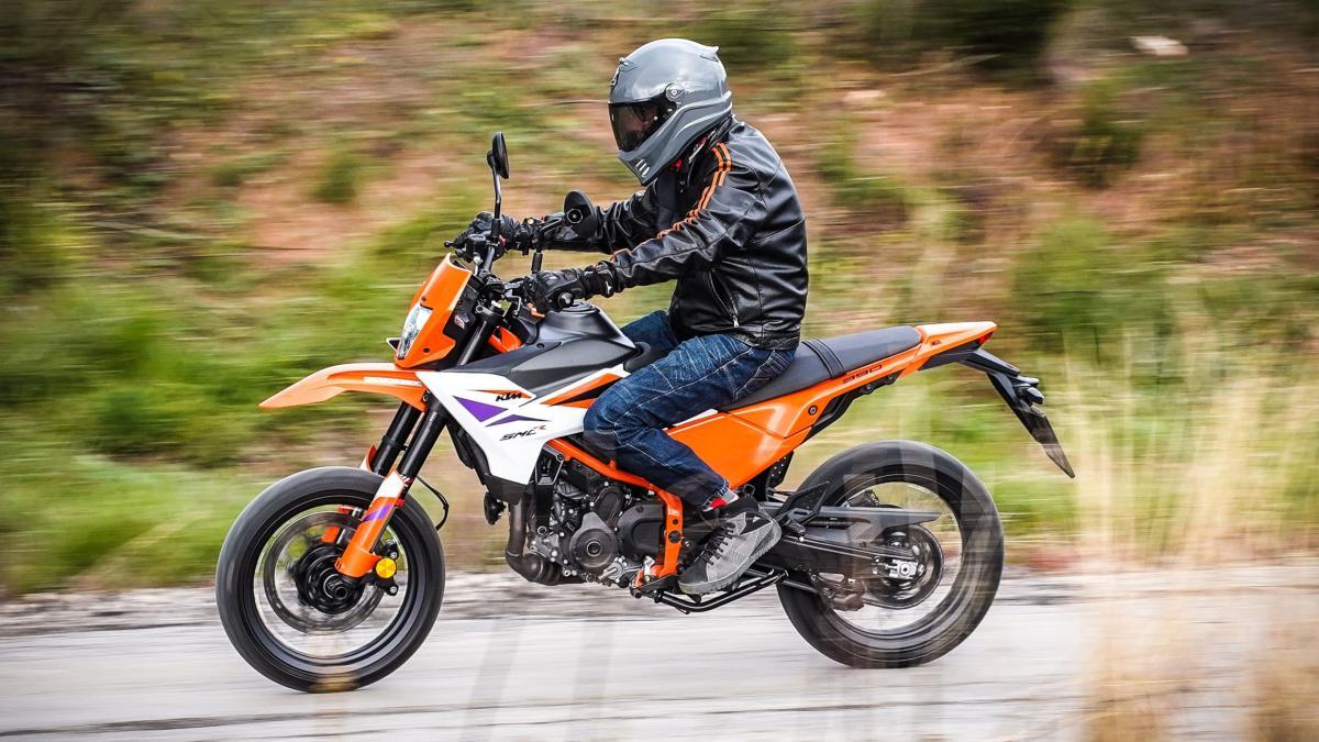 Prueba de la KTM 390 SMC R: Una Supermoto a escala
