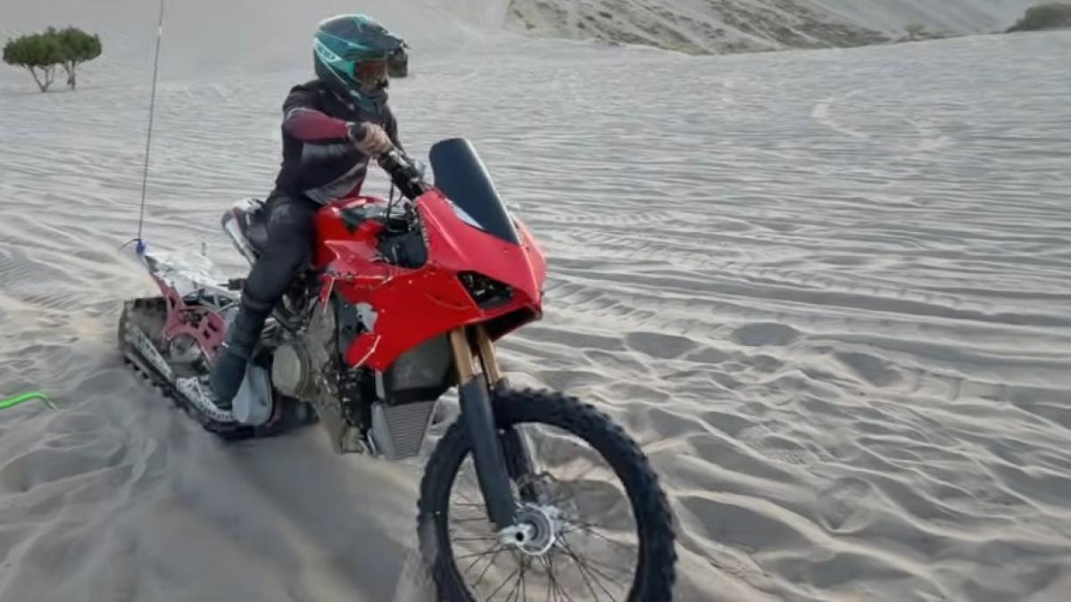 Convertir una potente Ducati Panigale V4 de 215 CV en una moto de nieve y hacer dunas puede no ser la mejor idea, pero..