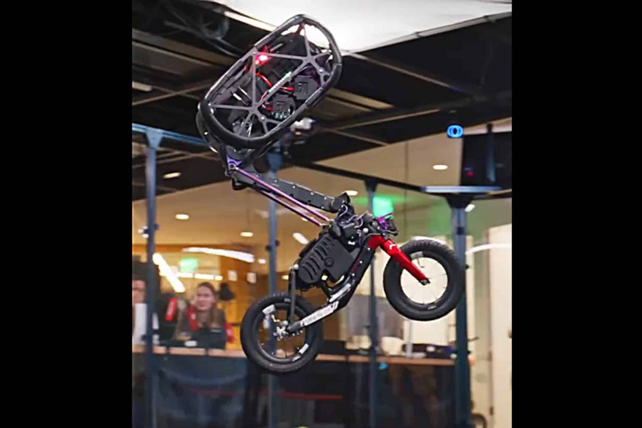 El robot que parece Toni Bou sigue mejorando. Ya ‘juega’ con la gravedad sobre dos ruedas