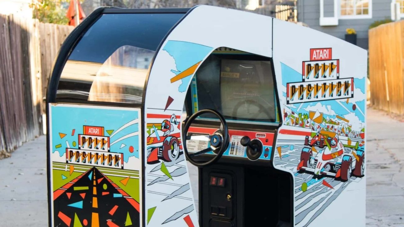 Necesitas esta máquina recreativa Atari Pole Position para tu sala de juegos