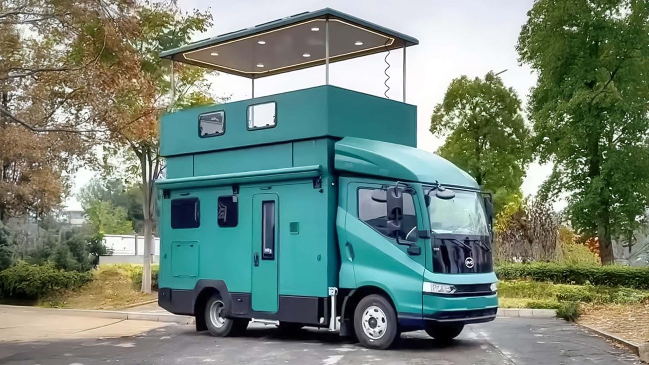 Autocaravana en China como mini ático: dos plantas y azotea