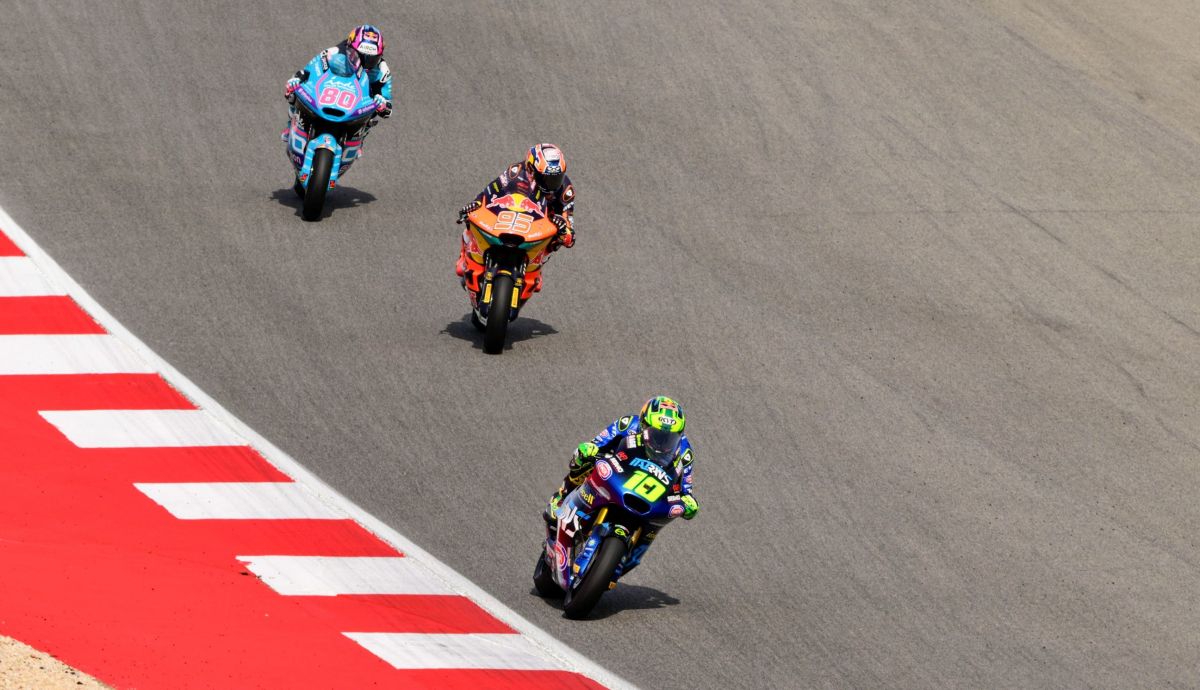 Diogo Moreira gana en Portimao y está a dos puntos del título mundial de Moto2 2025