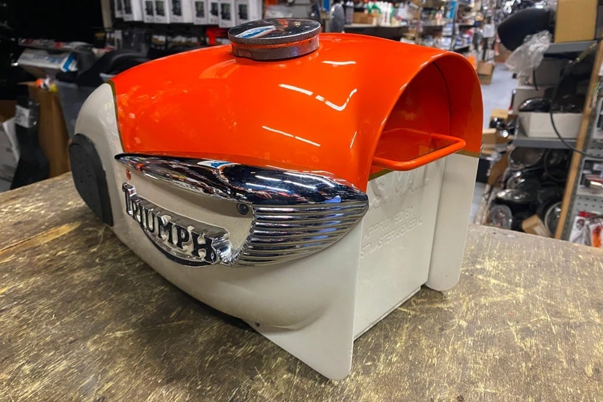 El depósito de una Bonneville T120 puede tener más usos de los que uno imagina