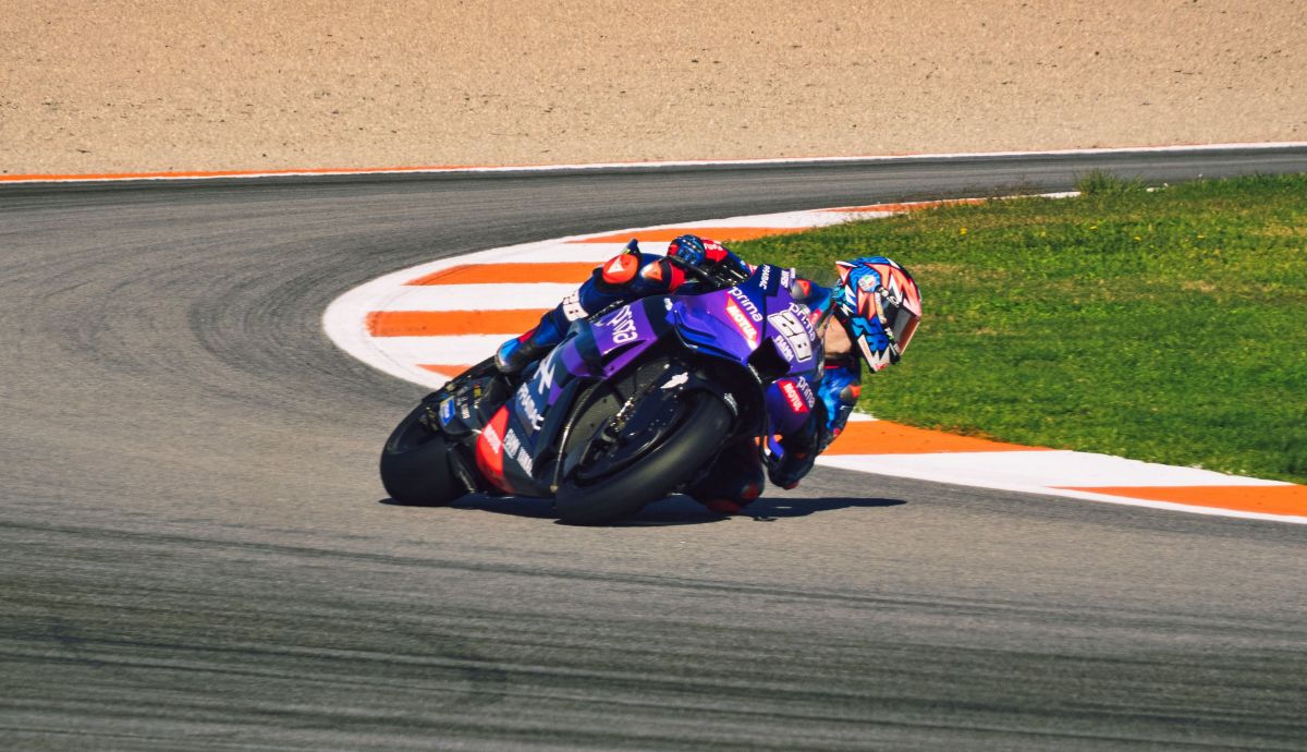 Izan Guevara se estrena en MotoGP con la Yamaha en Valencia