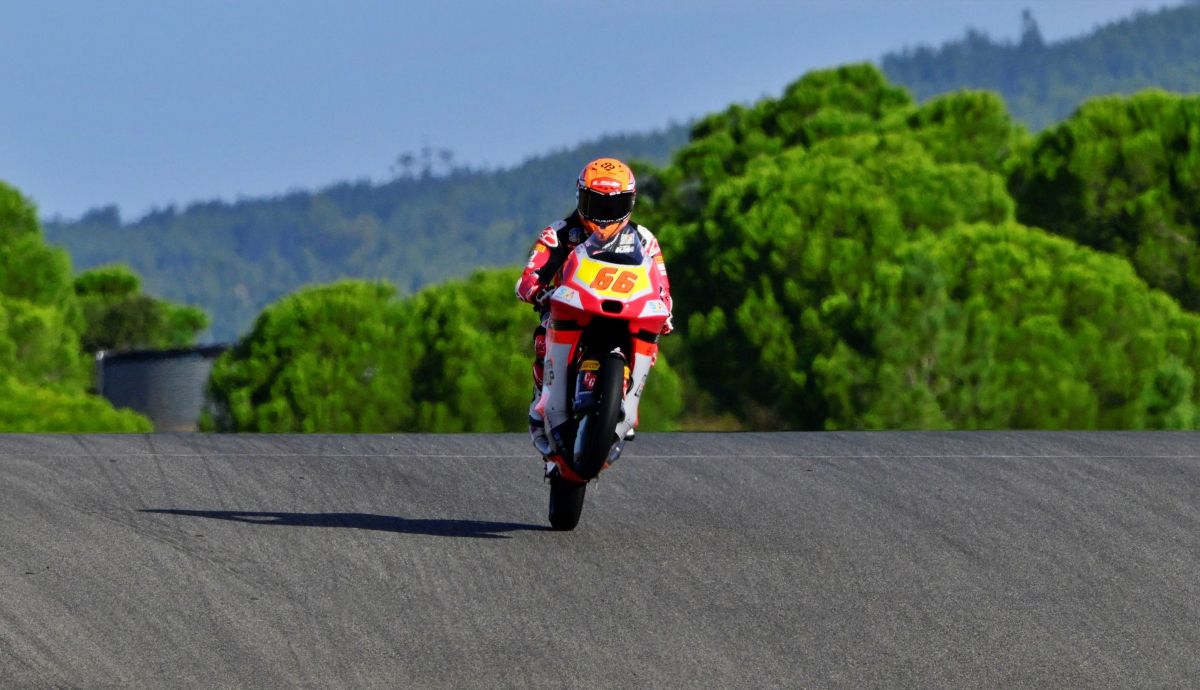 Joel Kelso arrebata la pole a Scott Ogden con Ángel Piqueras en la primera línea