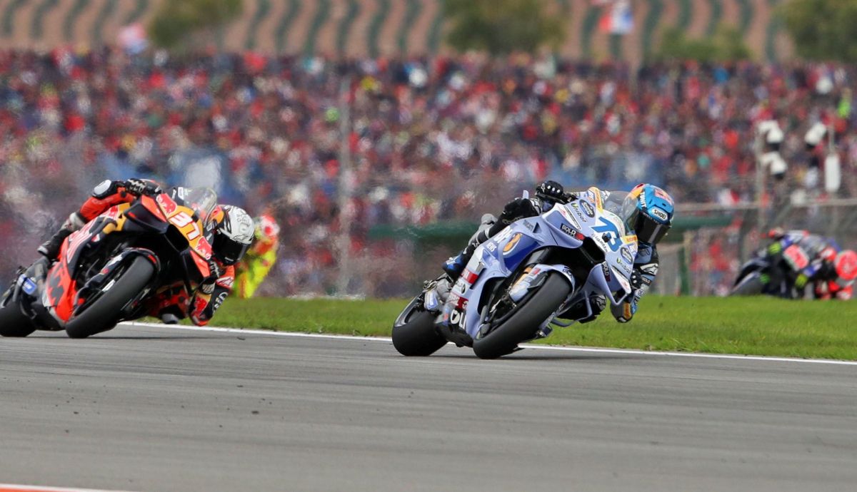 Álex Márquez somete a Pedro Acosta para ganar el Sprint final de 2025 en Valencia