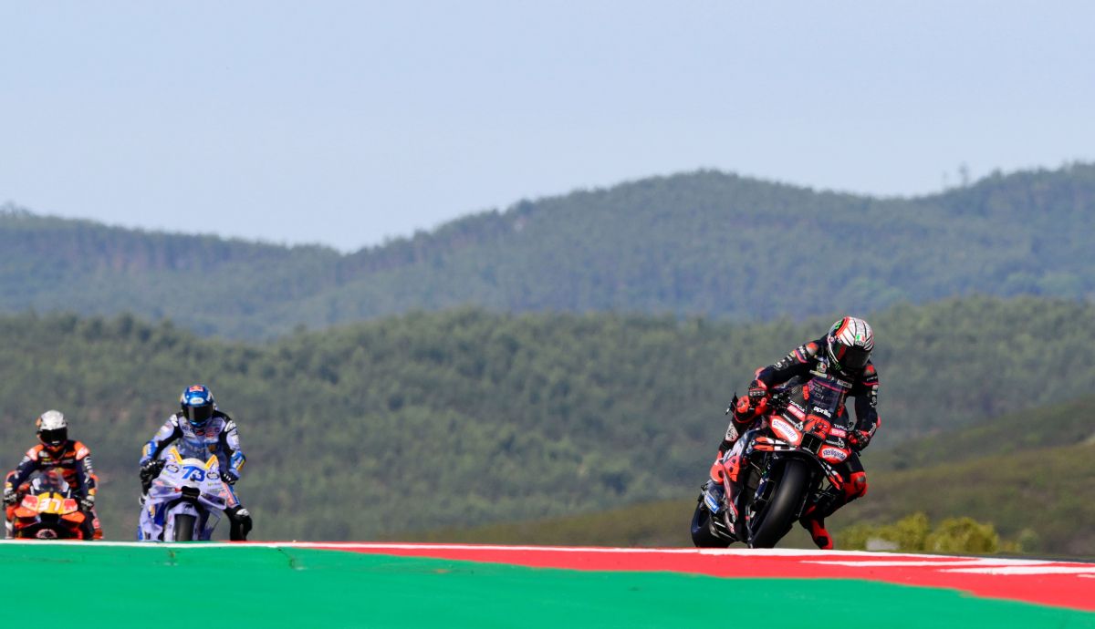 Marco Bezzecchi roza el bronce tras ganar ante Álex y Acosta