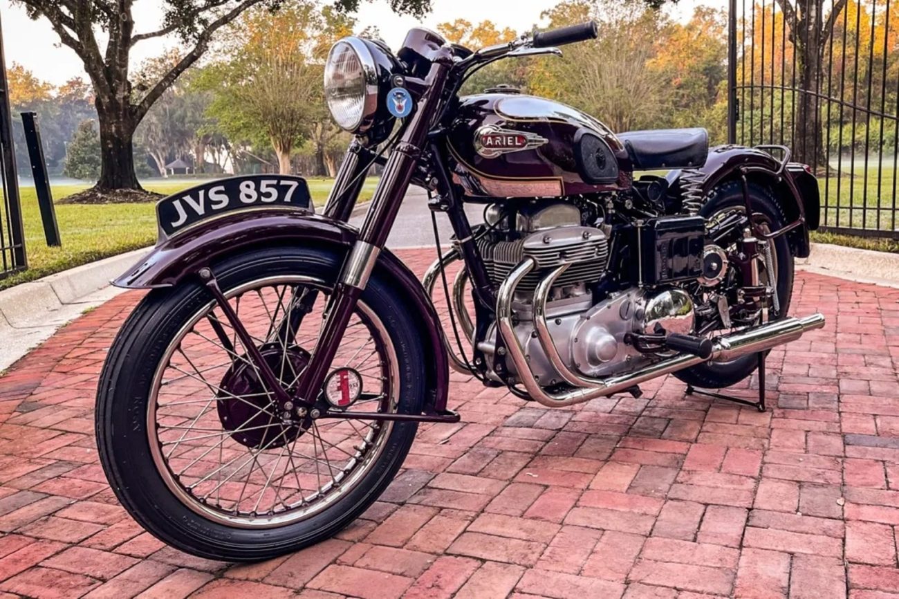A la venta una curiosa Ariel Square Four de 1953 con motor en cuadro