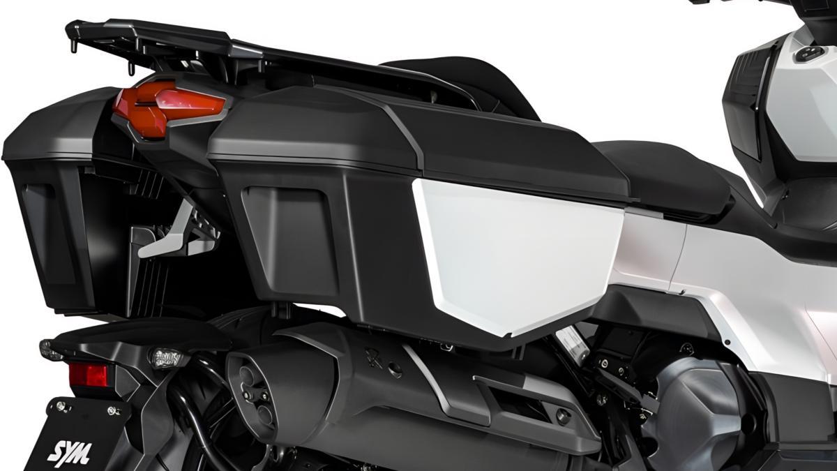Llega el primer maxiscooter gran turismo con maletas, con más capacidad de carga que una moto rutera, para viajar a todo lujo, el SYM TTLBT