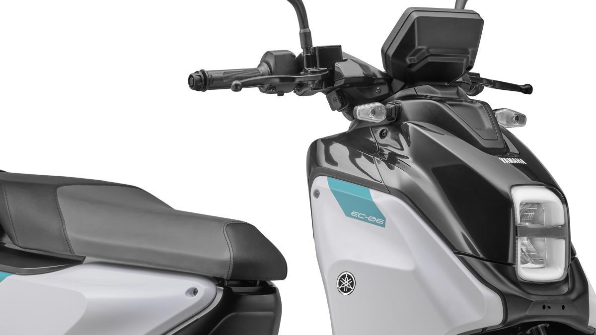 Yamaha lanza un nuevo scooter todoterreno low cost para el carnet de coche, el curioso EC-06, aunque es eléctrico