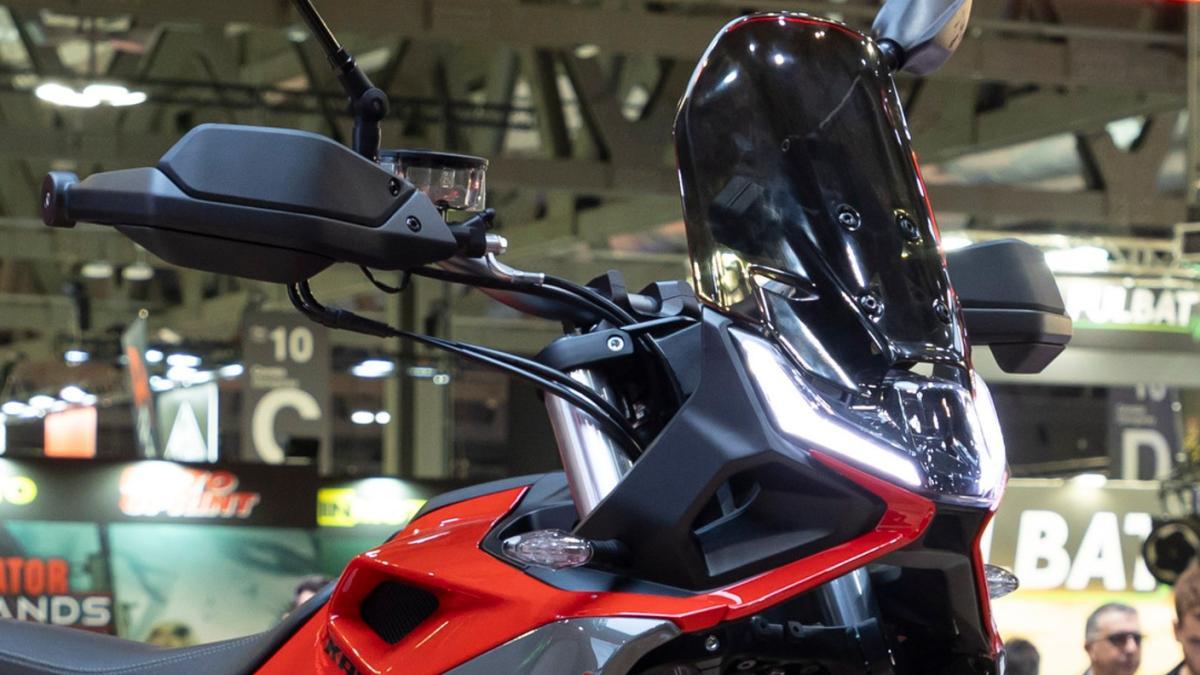 Llega una trail offroad asequible para el carnet A2, con el depósito bajo el asiento, la Moto Morini Kanguro 300