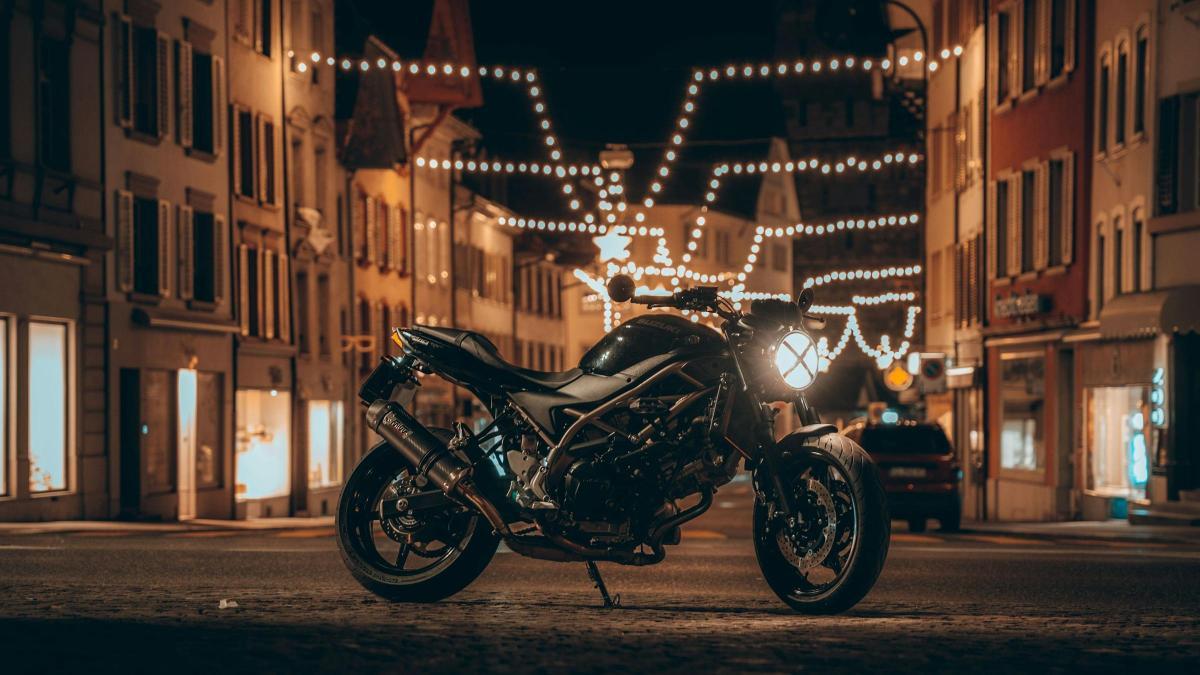 La Navidad está a la vuelta de la esquina… ¿y aún no sabes qué regalarle a ese motero que lo tiene (casi) todo?