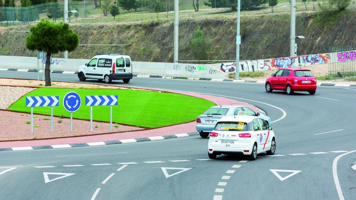 "Si estoy esperando para entrar y veo que el que viene por mi derecha señaliza que va a salir de la rotonda, yo me puedo incorporar"