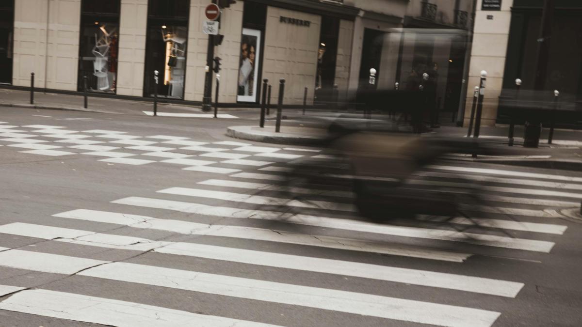 Estas son las marcas viales más efectivas para reducir la velocidad antes de una curva