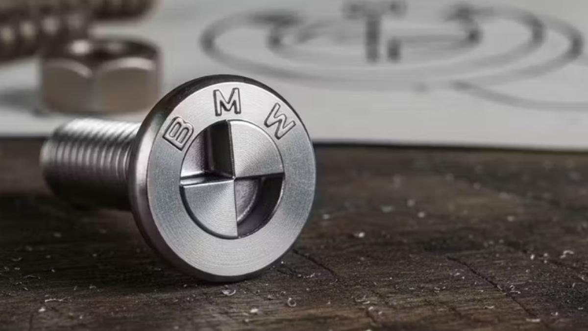 BMW patenta unos tornillos con su propio logo, bonito, sí, aunque seguramente no sea algo muy práctico