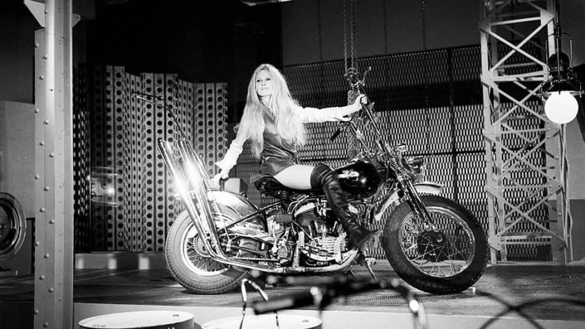 La diva y sex symbol francesa que deslumbró al mundo también nos enseñó a sentir la carretera con espíritu libre y sobre una Harley-Davidson