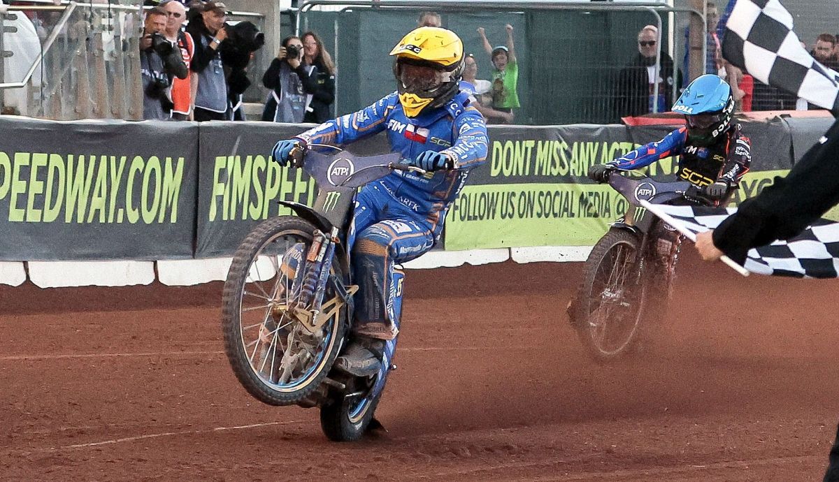 Bartosz Zmarzlik: Uñas y dientes