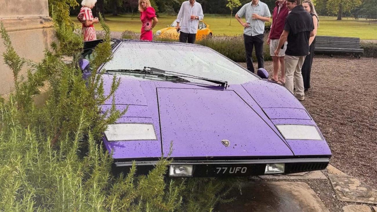 Un Lamborghini Countach 'embrujado' se estrella contra un castillo escocés