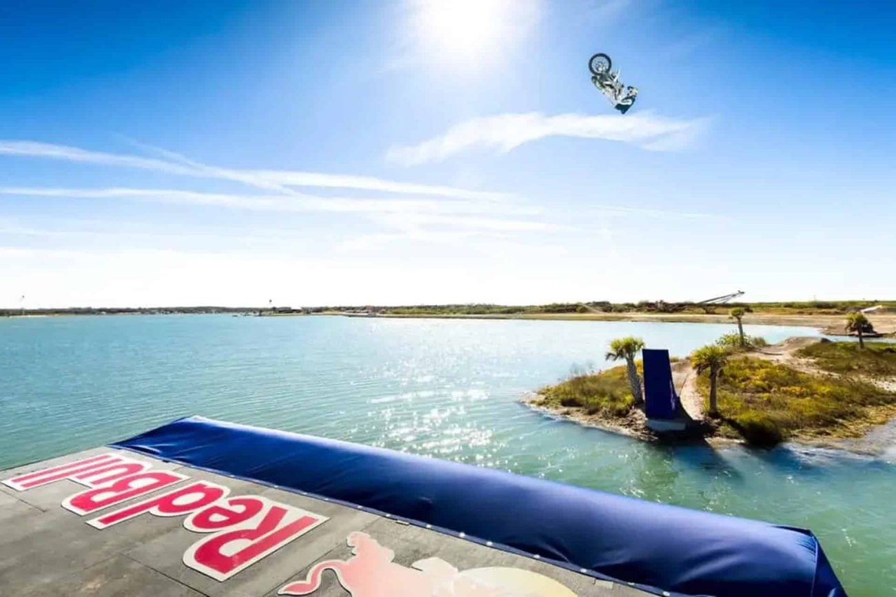 Red Bull nos muestra su última locura deportiva en forma de pista Supercross sobre el mar