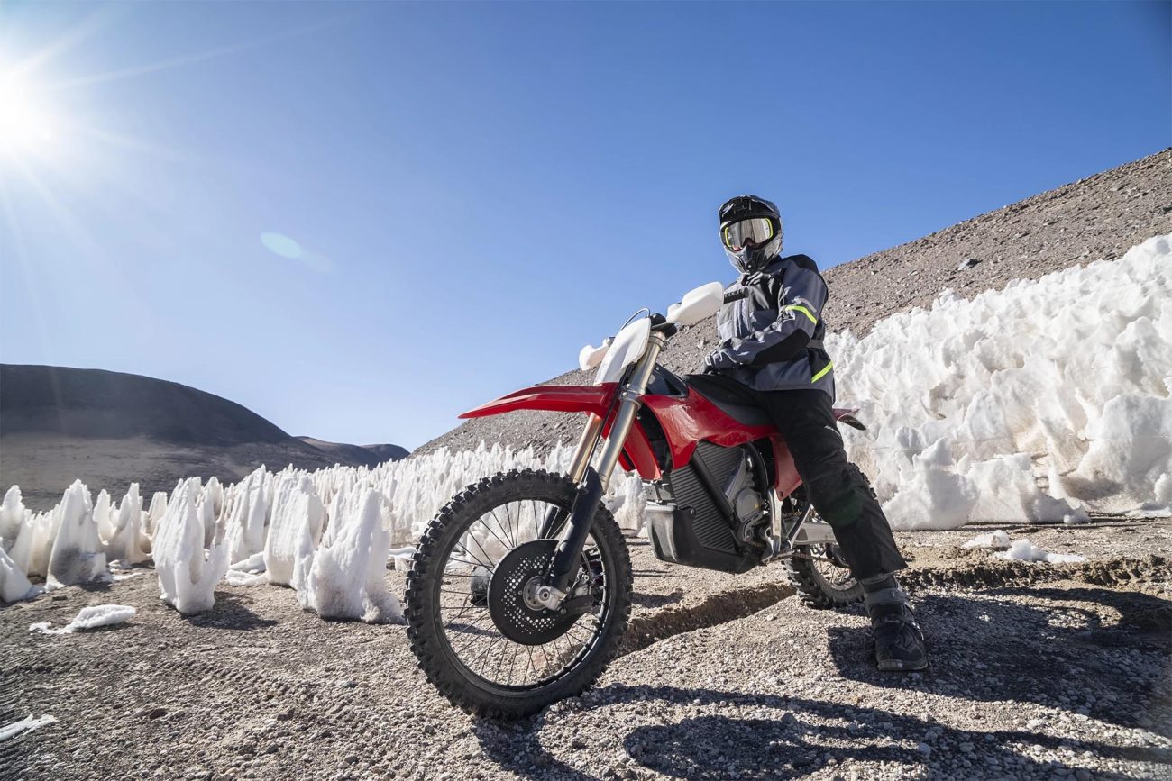 Ventajas de las eléctricas: llegar al punto más alto que una moto jamás ha llegado