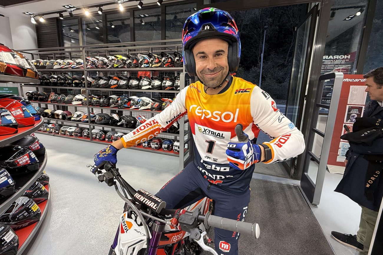 ¿Puede Toni Bou recorrer una tienda de más de 500 m2 y dos plantas a una rueda? ¡Puede!