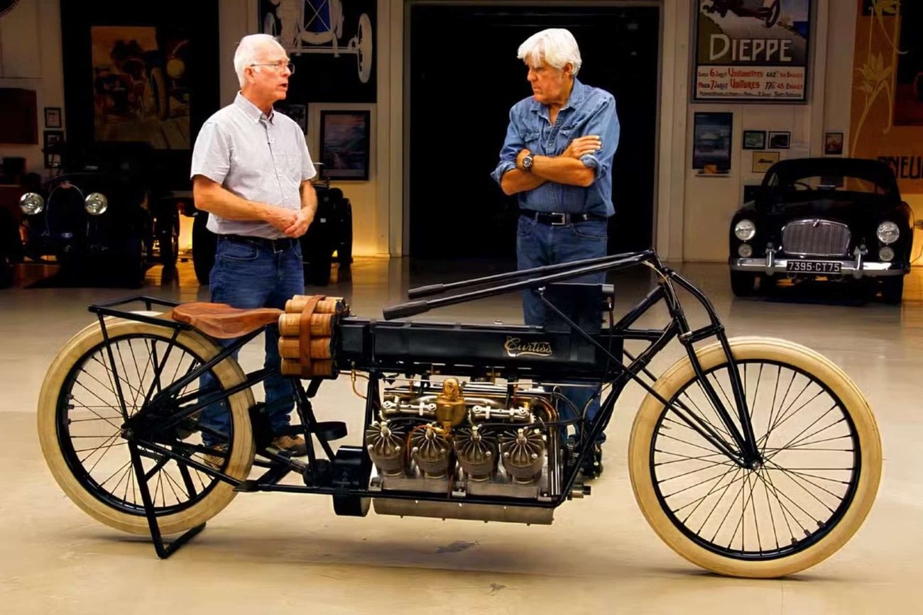 Jay Leno muestra al mundo la Curtiss V8 réplica que posee en su colección particular