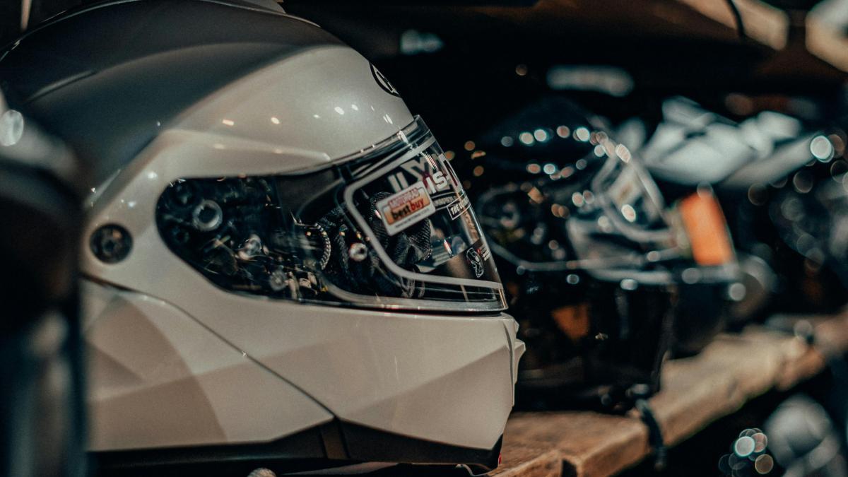 El sencillo truco japonés para elegir el casco de moto adecuado: solo necesitarás un espejo