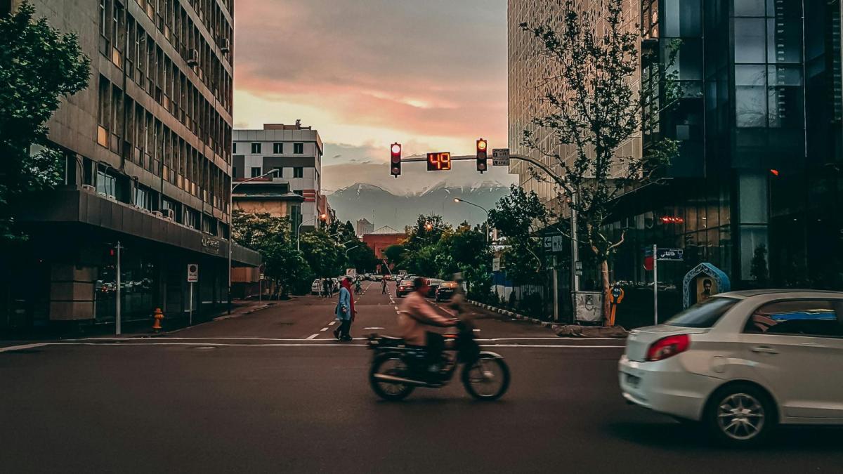 47 años después, el régimen les permitirá conducir motos oficialmente