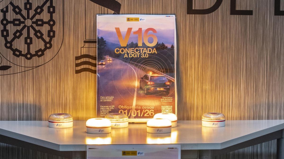 La V16 ya es obligatoria, pero todavía no deberían multarte por no llevarla