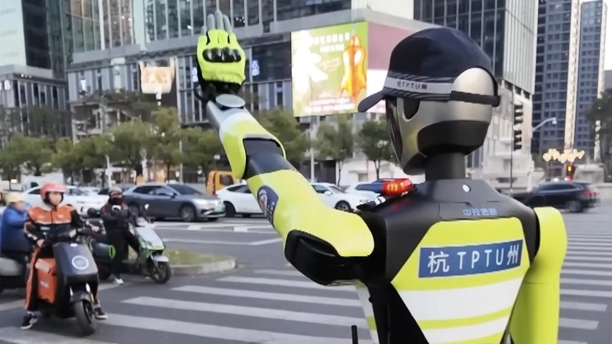 Entra en servicio el primer robot policía de tráfico del mundo que controla, ordena y avisa a los vehículos y peatones
