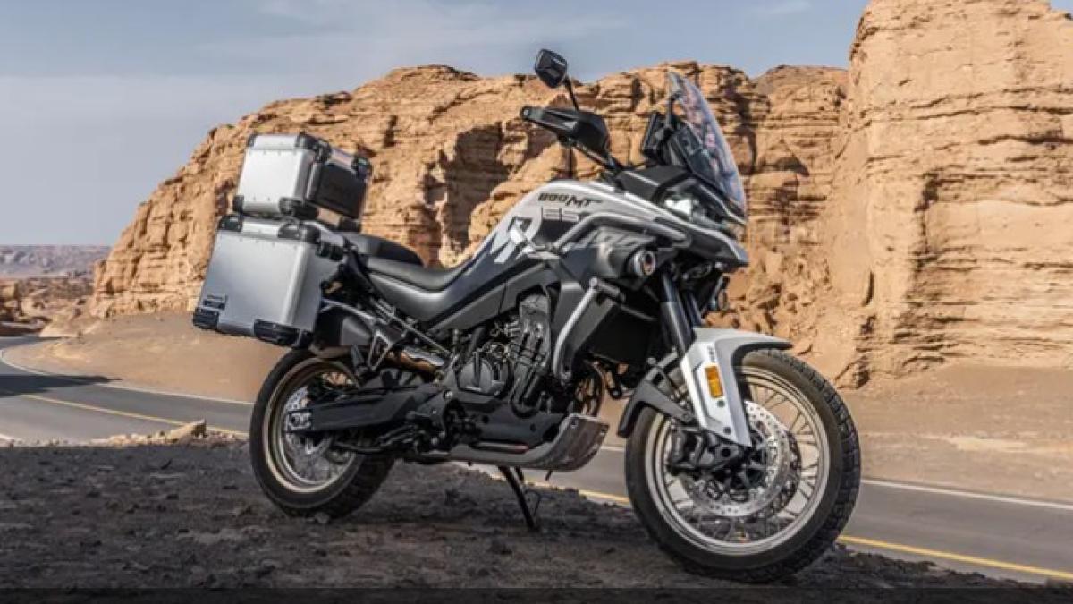 La CFMoto 800MT sube un escalón: ahora con suspensiones inteligentes