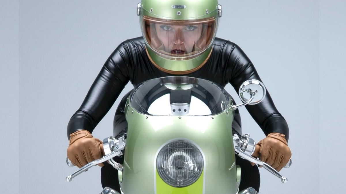 Es una moto italiana fabricada en Alemania, una setentera minimalista, una obra de arte que nace de una Moto Guzzi