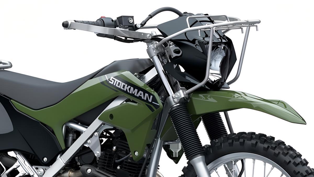 La moto todoterreno utilitaria A2 que lo aguanta todo, una low cost con detalles curiosos y únicos, la Kawasaki Stockman