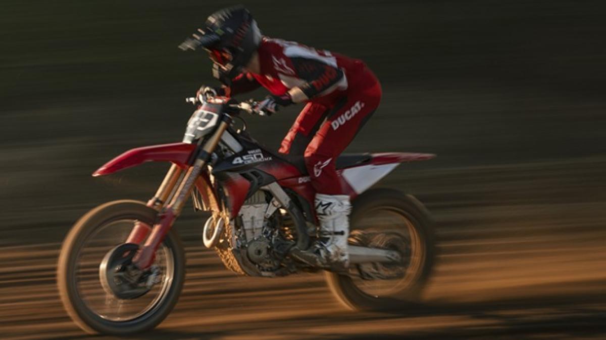 Ducati lanza su Desmo450 MX Factory, 63,5 CV para solo 104 kg