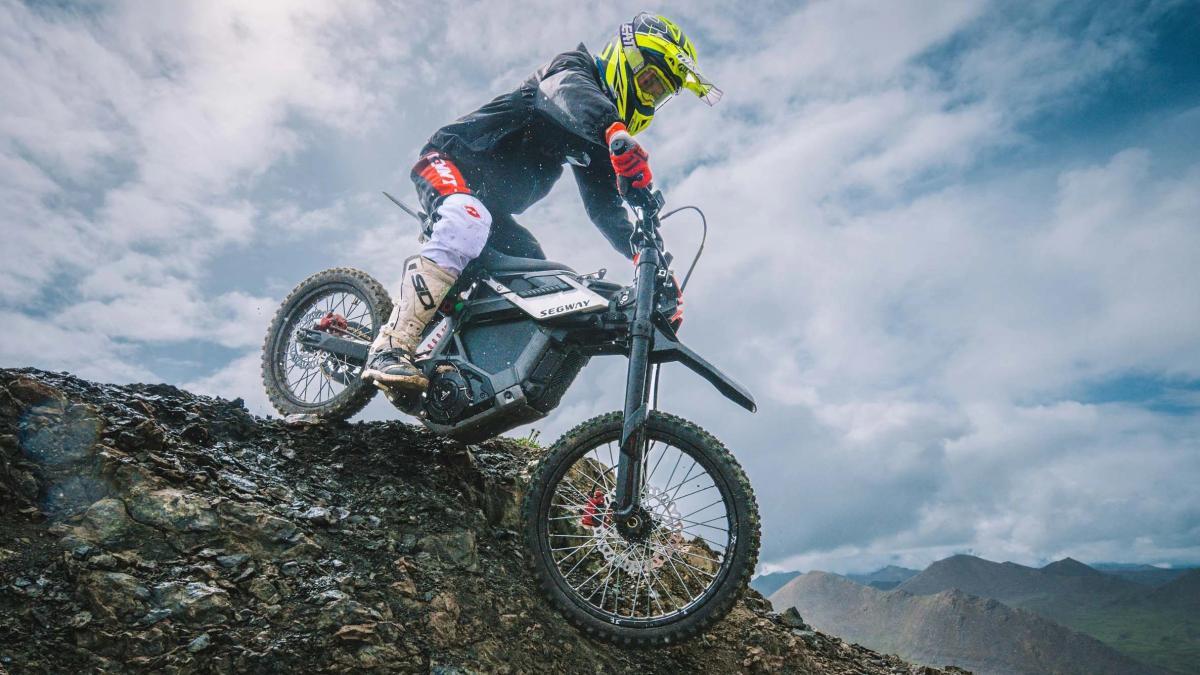 Ya puedes jubilar tu moto todoterreno y comprarte esta con control de caballitos que te pondrá los pelos de punta