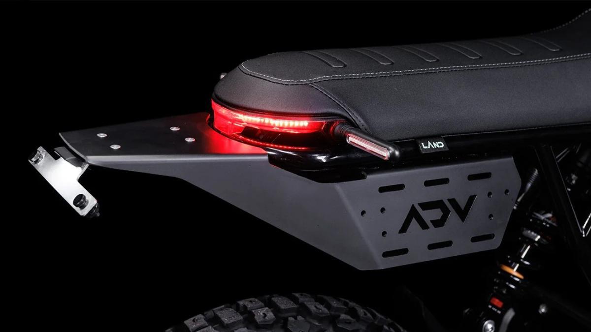 Llega la moto todoterreno futurista, ultraligera y minimalista para el carnet de coche, que apenas pesa 100 kg