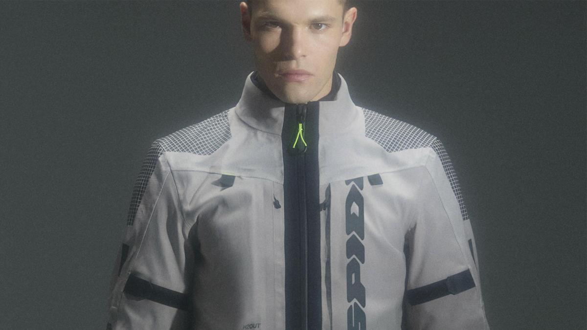 Este conjunto touring-adventure de Spidi promete acompañarte kilómetro a kilómetro, llueva, haga frío o apriete el sol.