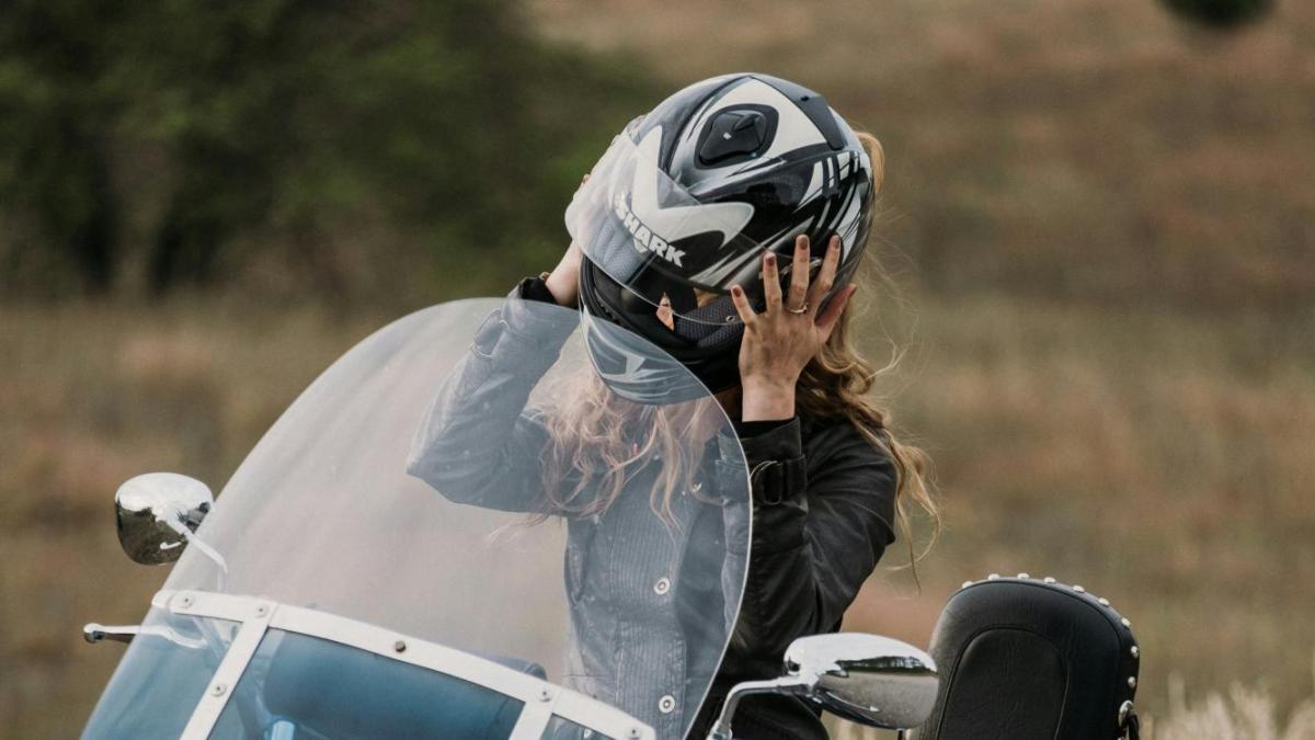 el ruido del motor y el viento, grandes enemigos del motorista
